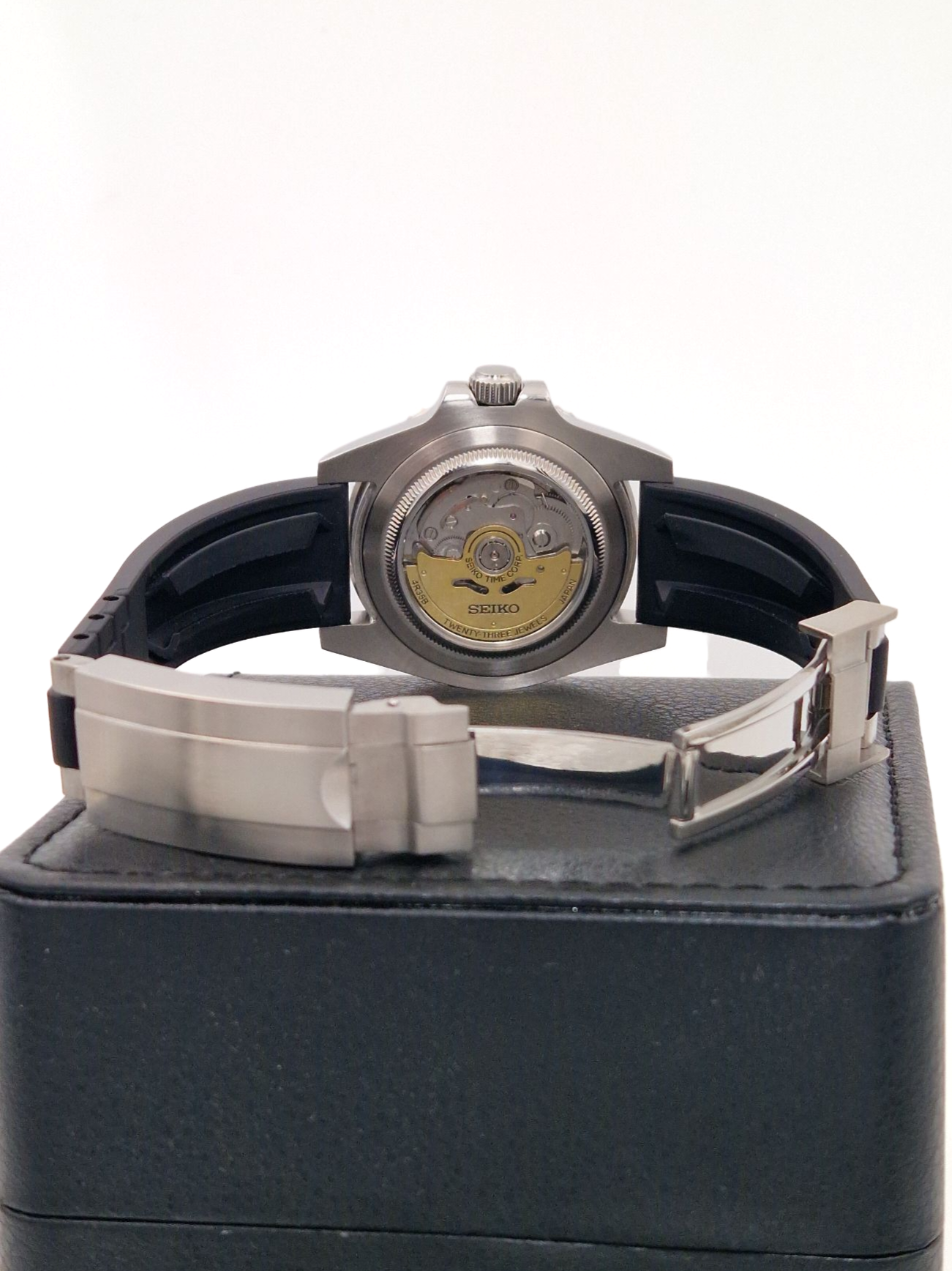 Musta urheilurannekkeella - Yacht-Master